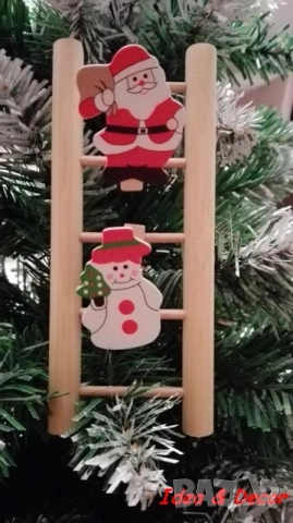 Новогодишна играчка дървена стълбичка с дядо коледа и снежен човек