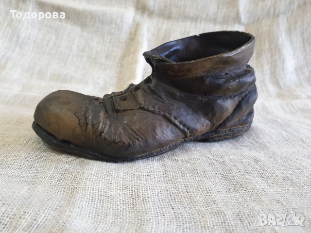 Старинна красива пластика на стара обувка