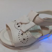 Детски светещи сандали Hia. , снимка 3 - Детски сандали и чехли - 40832505