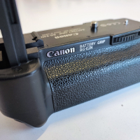 Canon BG-E2N Battery Grip, снимка 2 - Батерии, зарядни - 44558535