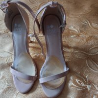 Дамски сандали на ток в бледо розово , снимка 1 - Дамски елегантни обувки - 42539581