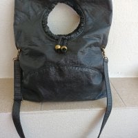 Черна дамска чанта от естествена кожа, снимка 4 - Чанти - 41520456