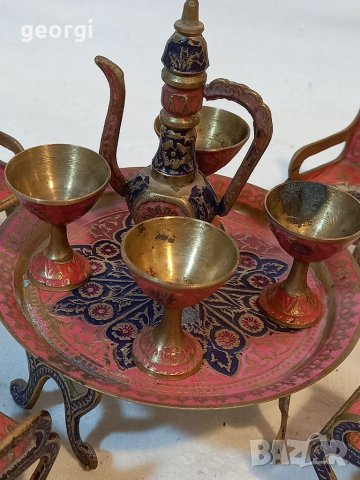 Мини бронзови фигурки маса с четири стола и комплект за чай, снимка 2 - Декорация за дома - 40957453