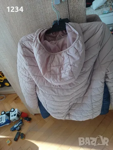 два броя дамски якета 