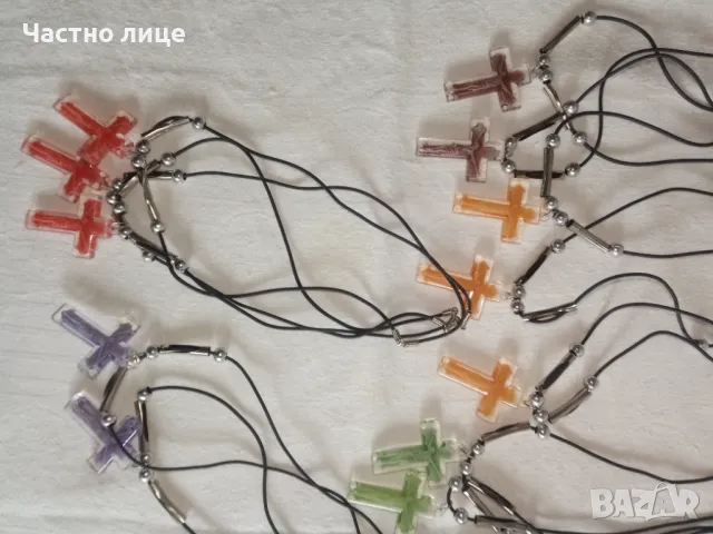 Медальони пластмасови кръстчета 15бр.,1бр.-1лв.