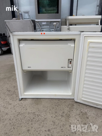 Малък мини фризер AEG 60см, снимка 3 - Фризери - 52663126