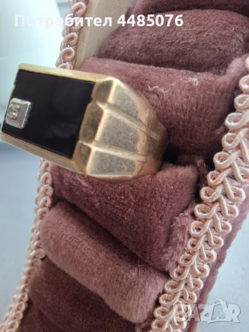 ЗЛАТЕН МЪЖКИ ПРЪСТЕН С ЧЕРЕН КАМЪК И МАЛЪК ДИАМАНТ 