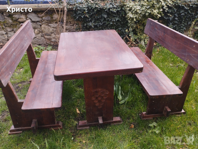 Масивна дървена маса с две пейки 