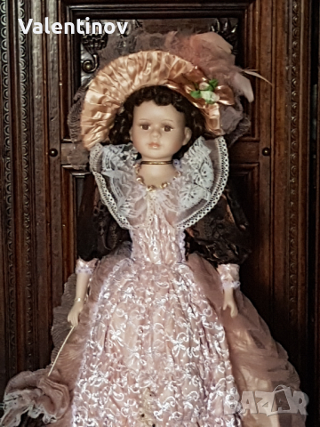 Порцеланова кукла със стойка- 77см, снимка 2 - Кукли - 44576320