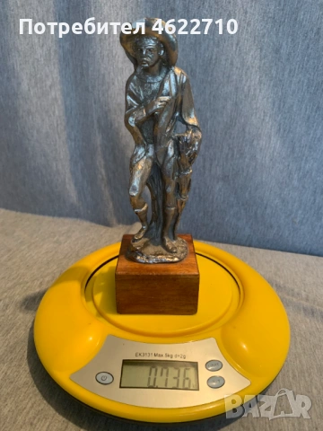 стара калаена статуя  на човек  с шапка върху дървена основа, снимка 6 - Антикварни и старинни предмети - 53065750