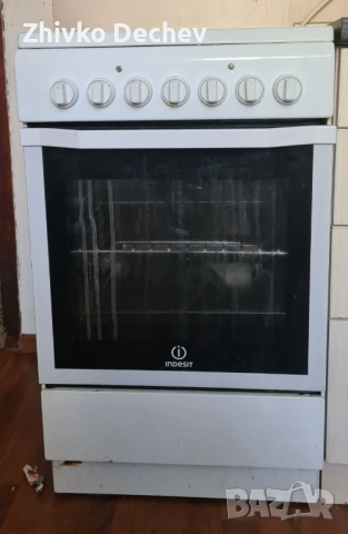 Готварска печка с керамичен плот Indesit, снимка 2 - Печки, фурни - 53840128