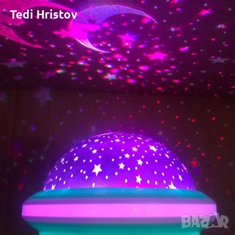 Цветна LED нощна лампа НЛО проектор със звездно небе, звезди и луна за детската стая и спокоен сън, снимка 2 - Настолни лампи - 52436852