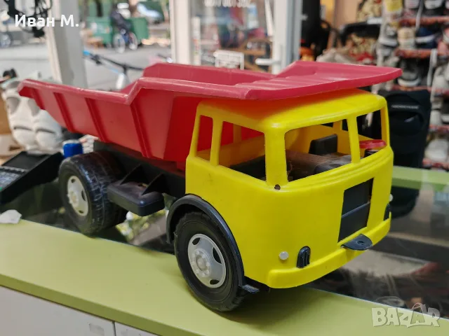 Стара играчка камион от СОЦа 