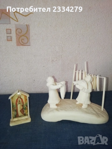 стари антични фигурални статуйки резба от кост. 