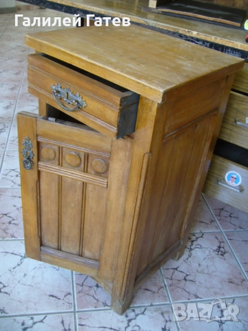 Старинно Нощно Шкафче , снимка 2 - Антикварни и старинни предмети - 51546246