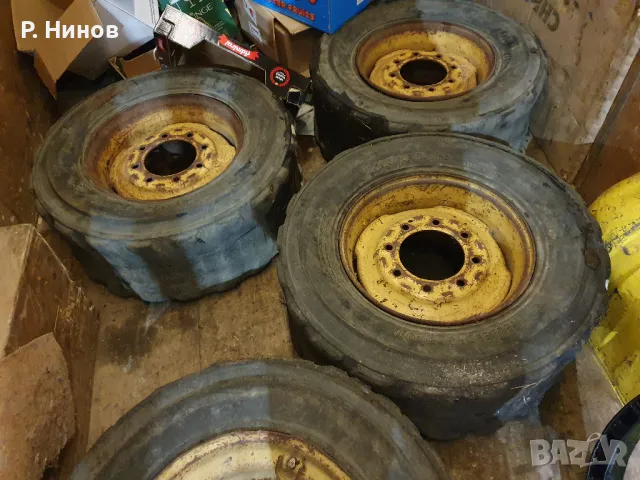 гуми с джанти  за бобкат 12 - 16.5  12R16.5   четири броя  300/70R16.5, снимка 4 - Гуми и джанти - 48396441