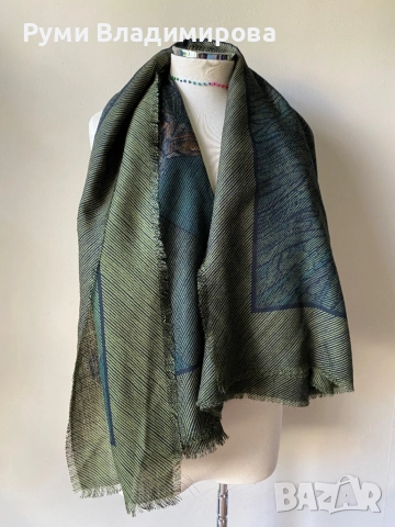 Тъмнозелен шал Revillon Paris с леопардов принт от 70 % вълна и 30 % коприна, снимка 9 - Шалове - 47756237