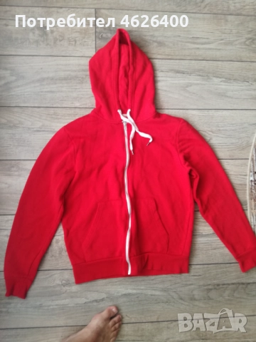 Продавам червено горнище от анцуг с качулка