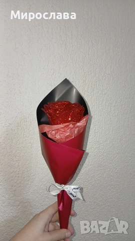 Малко букетче с брокатена роза