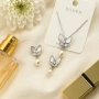 Стилен комплект бижута - Колие и обеци с пеперуди и перлен акцент, снимка 2