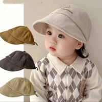Удобна детска шапка с козирка от мека материя. Обиколката на шапката е 48см Налична в 4 цвята, снимка 1 - Шапки, шалове и ръкавици - 44622554