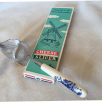 Нож / слайсер/ шпатула за сирене с керамична дръжка Elesva Delft blue, неръждаема стомана, нов, снимка 5 - Прибори за хранене, готвене и сервиране - 36166690