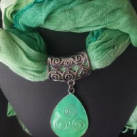 Дамски зелен шал с висулка колие , снимка 2 - Шалове - 41922303