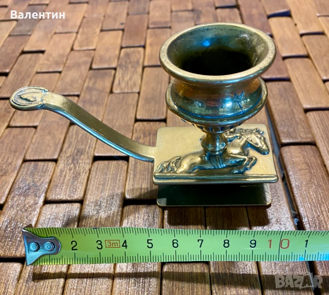 #1504# Малък масивен свещник с поставка за кибритена кутийка. Бронз/лаунс. Винтидж. От Холандия., снимка 1