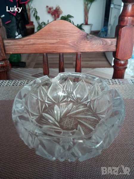 Продавам старинен, красив,  и масивен пепелник.Кристал.Размерите са на снимките., снимка 1