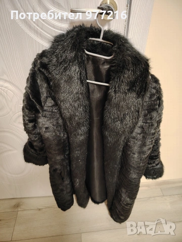 Дамско черно палто с косъм