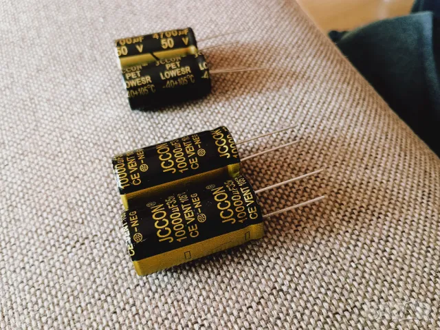 Аудио грейд кондензатори 10000uF / 4700uF, снимка 2 - Други - 47383054