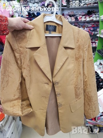 Продавам дамско бежово велурено сако 