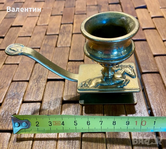 #1504# Малък масивен свещник с поставка за кибритена кутийка. Бронз/лаунс. Винтидж. От Холандия.