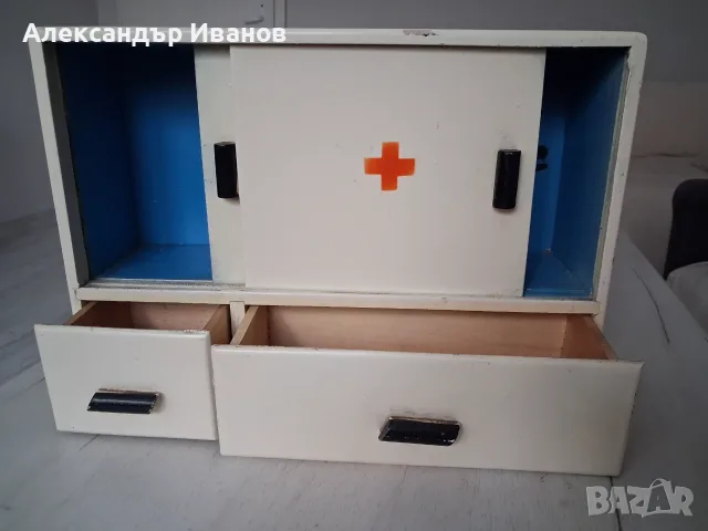 Дървена ретро аптечка, снимка 2 - Антикварни и старинни предмети - 56022614