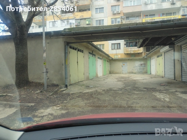 гараж самостоятелен,с ток,вода,мръсен канал,намира се във Възраждане в близост до Кауфланд и Лидл 