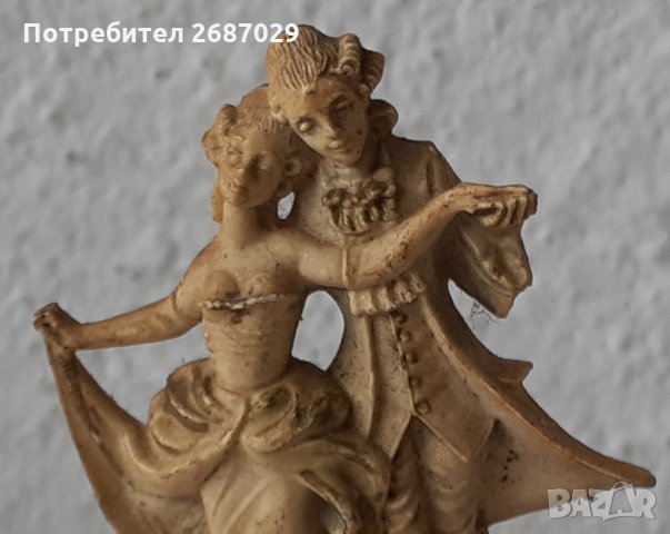 Стара кутийка Италия, интересна голяма антикварна статуетка, друга фигура - целувка, любов