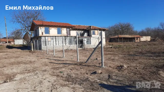 Продавам два съседни парцела с къща тип втори дом и стопанска постройка  в с.Кривня обл.Варна