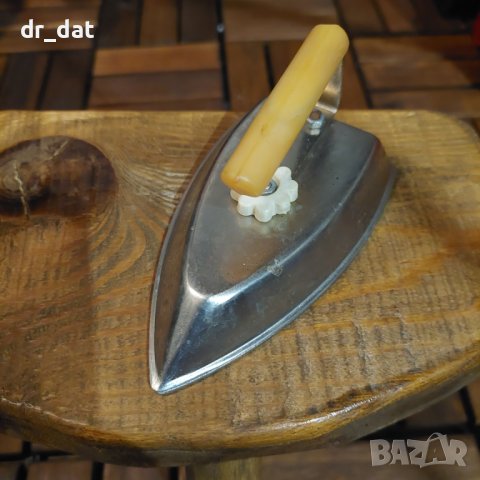 Малка ютия метална с бакелитена дръжка