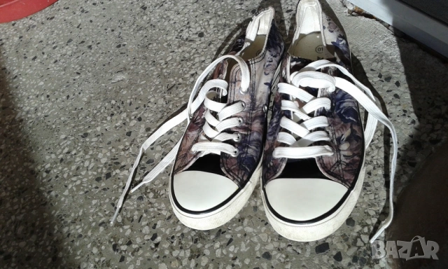 като нови пътици/кецове на цветя 