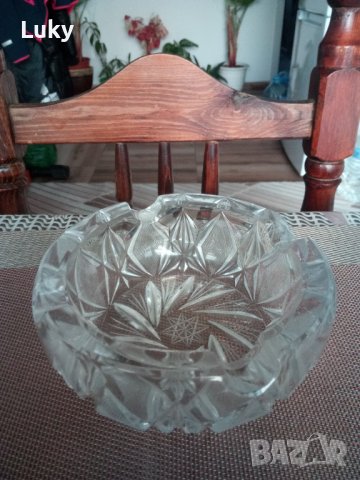Продавам старинен, красив,  и масивен пепелник.Кристал.Размерите са на снимките., снимка 1