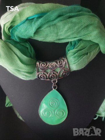 Дамски зелен шал с висулка колие , снимка 2 - Шалове - 41922303