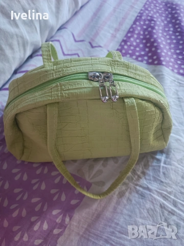 Малка зелена чантичка
