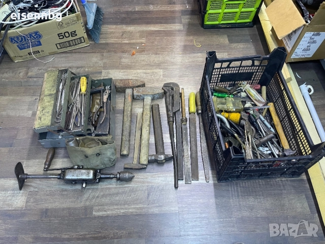 Разни стари класически инструменти и железен сандък руски за инструменти 