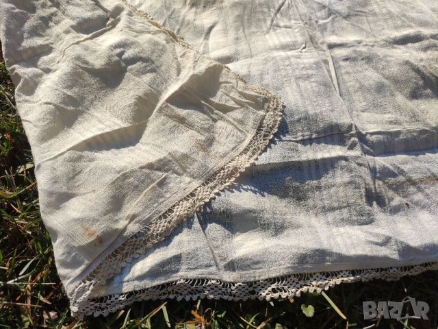 Продавам Стара покривка с дантела  Има множество петна и няколко скъсвания или протривания , снимка 4 - Антикварни и старинни предмети - 39292873