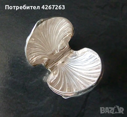 Малка сребърна кутийка мида