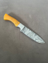 Ловен нож от Дамаска стомана дръжка смола и стоманен гард кожена кания, снимка 1 - Ножове - 44746003