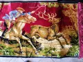 Ретро плюшен ковьор за стена „Ловна сцена с елен“ – 103х55 см, снимка 3