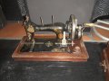 Стара ръчна шевна машина, снимка 1 - Антикварни и старинни предмети - 39057911