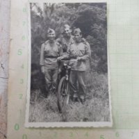 Снимка на трима военни, снимка 1 - Колекции - 41679650