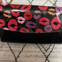 Уникална лачена чанта клъч целувки с устни , снимка 1 - Чанти - 35832933